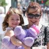 Alyson Hannigan et sa fille Satyana dans les rues de Santa Monica, le 16 septembre 2012