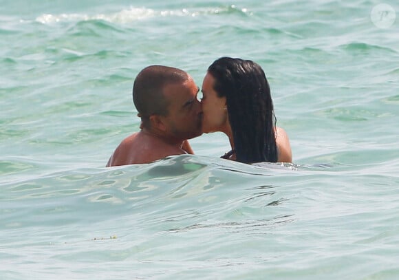 Jade Foret, enceinte, et Arnaud Lagardère s'offrent une petite baignade à Miami, le 13 avril 2012.