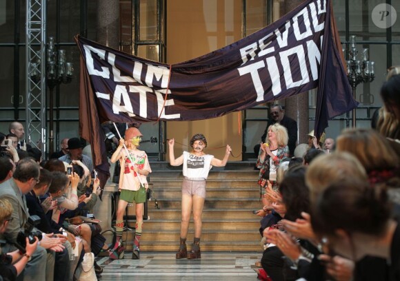 Vivienne Westwood pour le final de son défilé Printemps-Été 2013 à Londres, le 16 septembre 2012.