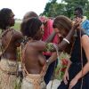 Kate Middleton a reçu des colliers de coquillages de jeunes femmes, seins nues en arrivant au village de Marau dans l'archipel des Iles Salomon le 17 septembre 2012
