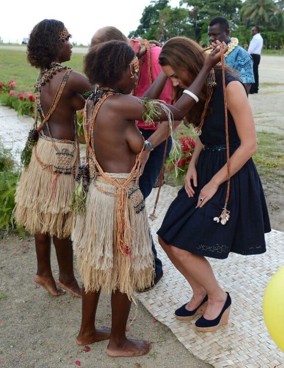Kate Middleton a reçu des colliers de coquillages de jeunes femmes, seins nues en arrivant au village de Marau dans l'archipel des Iles Salomon le 17 septembre 2012