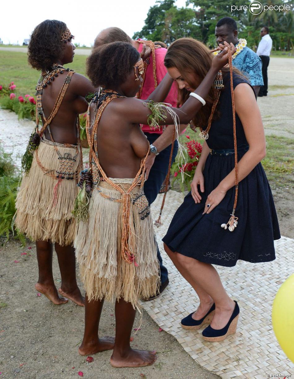 Kate Middleton a reçu des colliers de coquillages de jeunes femmes, seins n...