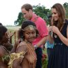Kate Middleton et le prince William ont reçu des colliers de coquillages de jeunes femmes, seins nues, scène qui n'a pas manqué de faire rire la duchesse en arrivant au village de Marau dans l'archipel des Iles Salomon le 17 septembre 2012