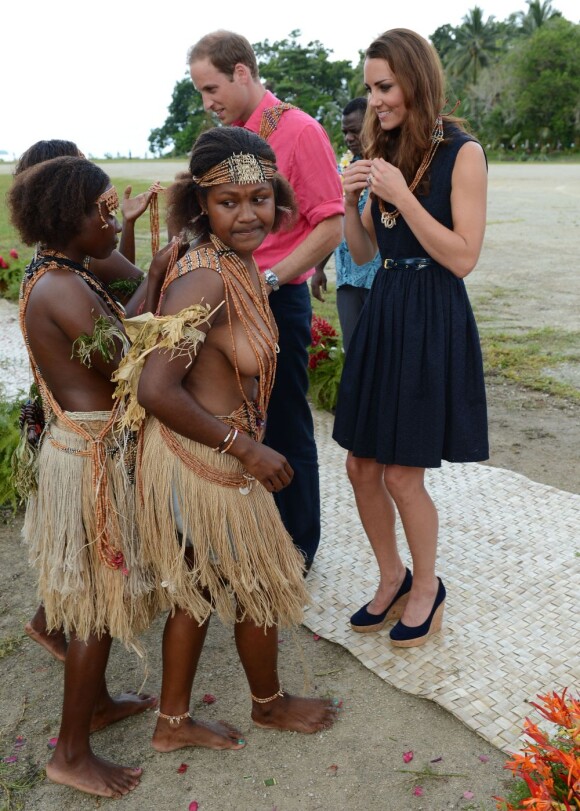 Kate Middleton et le prince William ont reçu des colliers de coquillages de jeunes femmes, seins nues, scène qui n'a pas manqué de faire rire la duchesse en arrivant au village de Marau dans l'archipel des Iles Salomon le 17 septembre 2012
