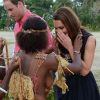 Kate Middleton a reçu des colliers de coquillages de jeunes femmes, seins nues, et n'a pu retenir un petit sourire en arrivant au village de Marau dans l'archipel des Iles Salomon le 17 septembre 2012