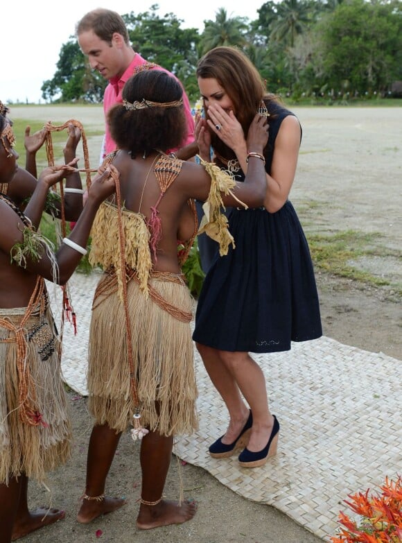 Kate Middleton a reçu des colliers de coquillages de jeunes femmes, seins nues, et n'a pu retenir un petit sourire en arrivant au village de Marau dans l'archipel des Iles Salomon le 17 septembre 2012