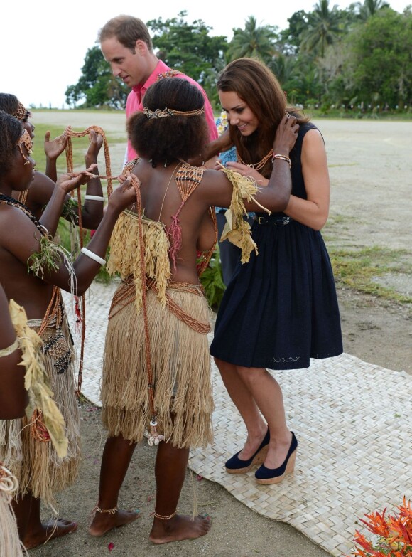 Kate Middleton a reçu des colliers de coquillages de jeunes femmes, seins nues, scène qui n'a pas manqué de faire rire la duchesse en arrivant au village de Marau dans l'archipel des Iles Salomon le 17 septembre 2012