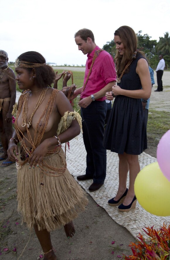 Kate Middleton a reçu des colliers de coquillages de jeunes femmes, seins nues, scène qui n'a pas manqué de faire rire la duchesse en arrivant au village de Marau dans l'archipel des Iles Salomon le 17 septembre 2012