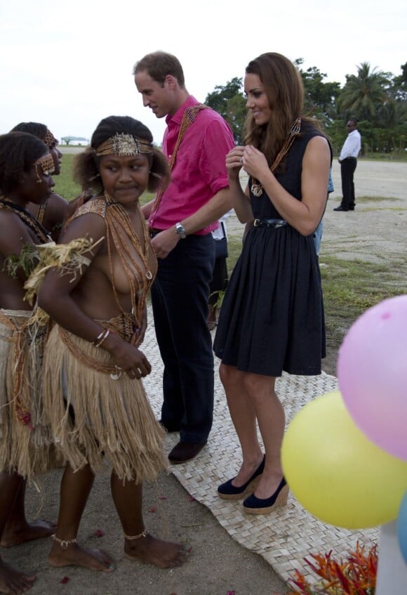 Kate Middleton n'a pu retenir un sourire au moment de recevoir des colliers de coquillages de jeunes femmes, seins nues, en arrivant au village de Marau dans l'archipel des Iles Salomon le 17 septembre 2012