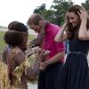 Kate Middleton affichait un petit sourire au moment de reçevoir des colliers de coquillages de jeunes femmes, seins nues en arrivant au village de Marau dans l'archipel des Iles Salomon le 17 septembre 2012