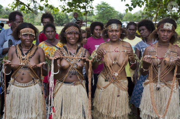 Kate Middleton a reçu des colliers de coquillages de jeunes femmes, seins nues, scène qui n'a pas manqué de faire rire la duchesse en arrivant au village de Marau dans l'archipel des Iles Salomon le 17 septembre 2012