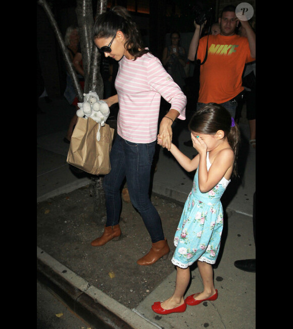 Katie Holmes et Suri Cruise, en larmes, sortent du Greenwich Hotel à New York, le 17 septembre 2012.