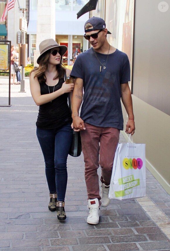 Lucy Hale de la série Pretty Little Liars fait du shopping avec l'acteur Chris Zylka à Los Angeles, le 30 juillet 2012.