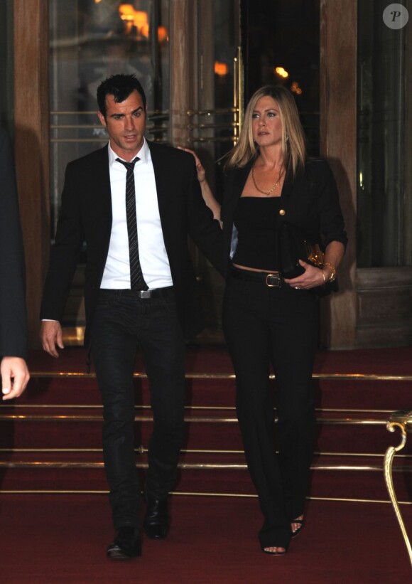 Jennifer Aniston et Justin Theroux en route pour dîner à la tour Eiffel en juin 2012