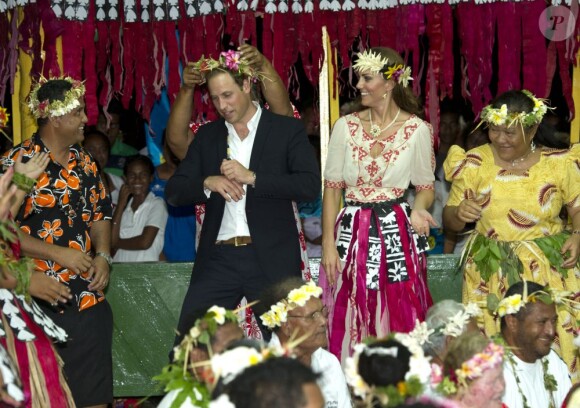 Kate Middleton et le prince William ont participé à une danse traditionnelle lors de la cérémonie de bienvenue en leur honneur à Tuvalu, le 18 septembre 2012