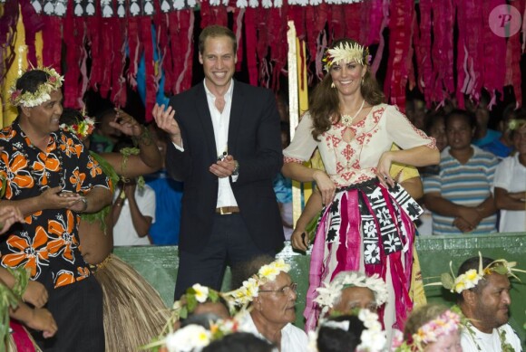 Kate Middleton et le prince William ont participé à une danse traditionnelle lors de la cérémonie de bienvenue en leur honneur à Tuvalu, le 18 septembre 2012
