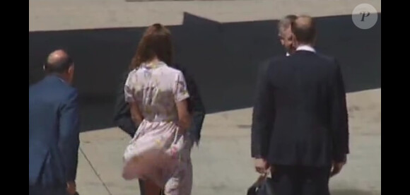 Kate Middleton et le prince William à l'aéroport de Brisbane, le 19 septembre 2012. La duchesse de Cambridge, en pleine affaire de photos topless, a failli connaître une mésaventure avec sa robe.