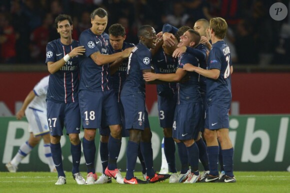 Les joueurs du PSG félicitent Alex après son but lors de la victoire du PSG face au Dynamo Kiev (4-1) le 18 septembre 2012 au Parc des Princes à Paris en Ligue des Champions