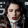 La sexy Isabeli Fontana pose avec une minerve en couverture du numéro The Role Model du magazine i-D.