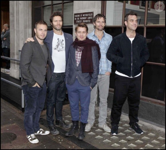 Gary Barlow, Howard Donald, Mark Owen, Jason Orange et Robbie Williams forment le groupe Take That. Ici à Londres, le 27 octobre 2010.