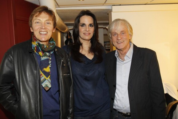 Dave et son compagnon Patrick Loiseau entoure Lenou, la fille de Nana Mouskouri, à Paris, le 22 février 2012.