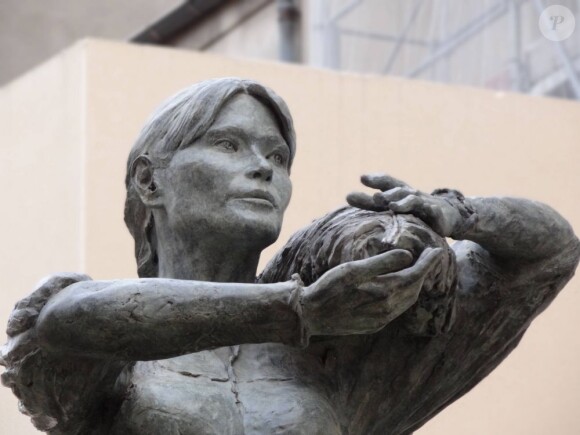 La Valnurese, statue rendant hommage aux ouvrières immigrées italiennes du XIXe siècle à l'effigie de Carla Bruni-Sarkozy, lors de son installation dans la cour d'une résidence privée de Nogent-sur-Marne le 31 juillet 2012. Le monument a été inauguré dans un climat tendu le 21 septembre.