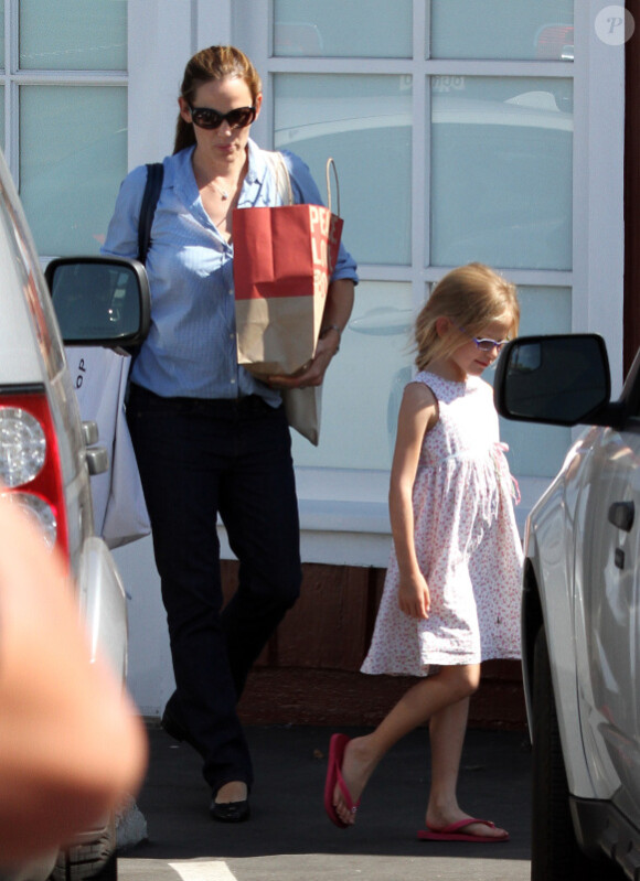 Jennifer Garner et sa fille Violet se baladent à Brentwood, le 23 septembre 2012