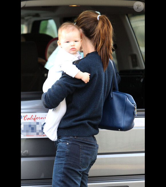Jennifer Garner porte son petit Samuel dans les bras, à Los Angeles, le 22 septembre 2012