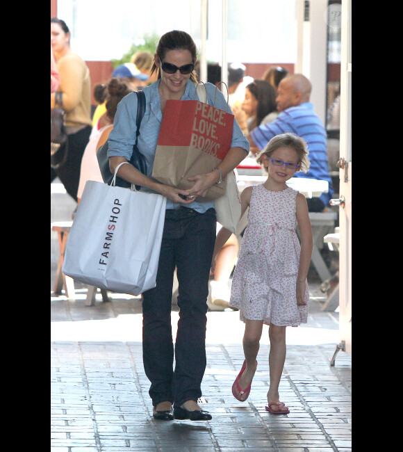 Jennifer Garner et sa fille Violet se baladent à Brentwood, le 23 septembre 2012