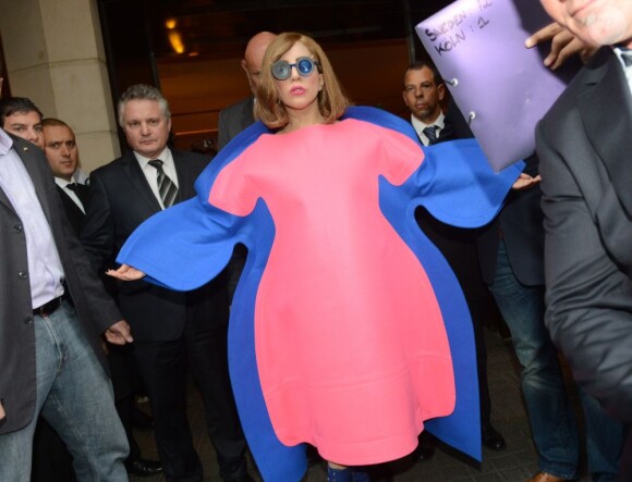 Lady Gaga à Paris dans un look inédit et toujours aussi recherché, a créé la surprise dans les rues de notre capitale le 22 septembre 2012