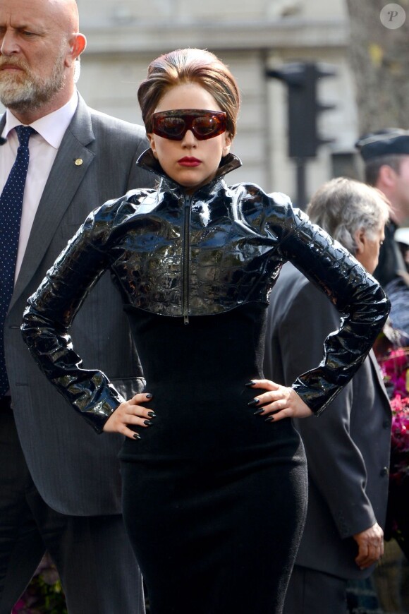 Lady Gaga à Paris lors de son arrivée au Sephora des Champs Elysées dans un look futuriste le 23 septembre 2012