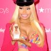 Nicki Minaj pose avec la bouteille de son nouveau parfum Pink Friday à New York le 24 septembre 2012