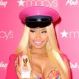 Nicki Minaj pose avec la bouteille de son nouveau parfum Pink Friday à New York le 24 septembre 2012