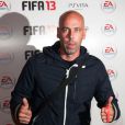 Sinik était titulaire lors de la soirée de lancement FIFA 13, le 25 septembre 2012 à l'Olympia de Paris.