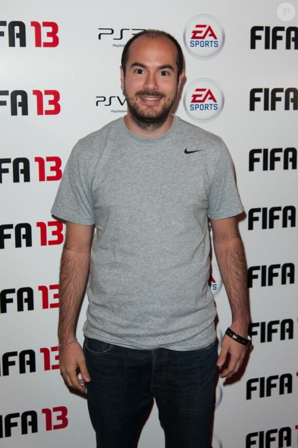 Kyan Khojandi était titulaire lors de la soirée de lancement FIFA 13, le 25 septembre 2012 à l'Olympia de Paris.