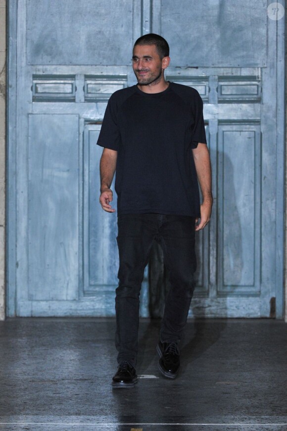 Le créateur portugais Felipe Oliveira Baptista fait une apparition à l'issue de son défilé 2013 au lycée Buffon. Paris, le 26 septembre 2012.