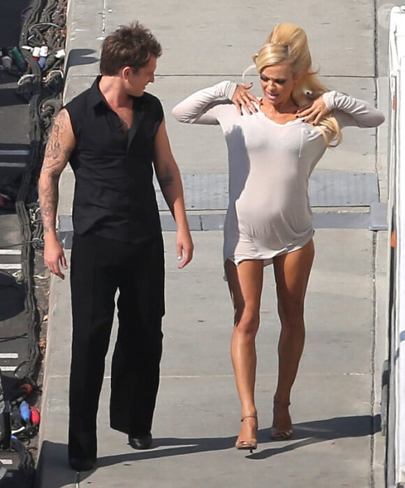 Pamela Anderson, accompagnée de Tristan MacManus, se rend aux répétitions de Dancing with the stars, le mardi 25 septembre 2012.