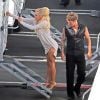 Tristan MacManus reluque le popotin de Pamela Anderson, le mardi 25 septembre 2012.