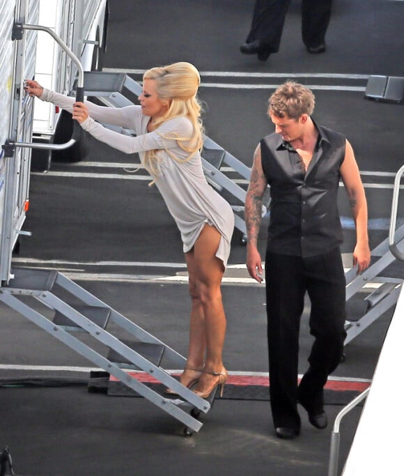 Tristan MacManus reluque le popotin de Pamela Anderson, le mardi 25 septembre 2012.