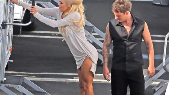 Pamela Anderson : Très court vêtue, elle se fait reluquer le popotin !