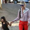 Laeticia Hallyday et sa fille Jade, dans le quartier de Santa Monica, le 27 septembre 2012.
