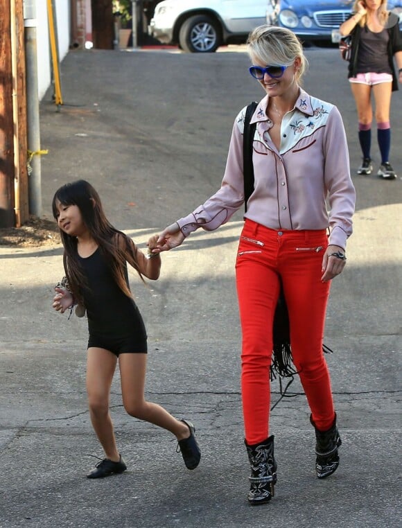 Laeticia Hallyday et sa fille Jade, dans le quartier de Santa Monica, le 27 septembre 2012.