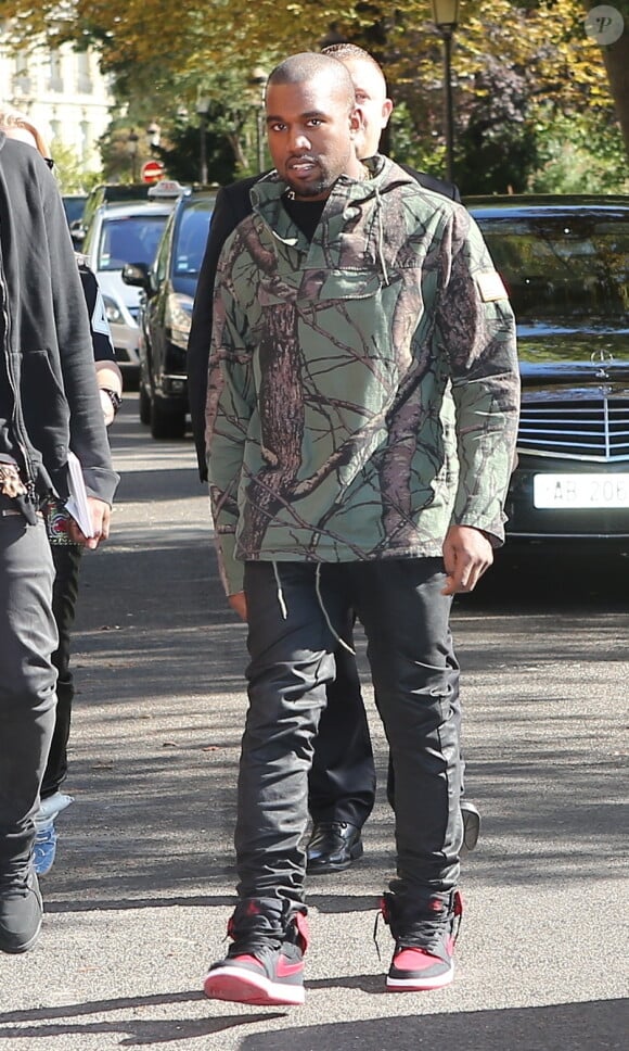 Kanye West arrive au défilé Céline printemps-été 2013 à Paris. Le 30 septembre 2012.