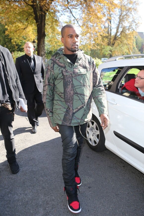 Kanye West arrive au défilé Céline printemps-été 2013 à Paris. Le 30 septembre 2012.