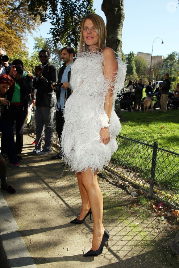 Anna Dello Russo, habillée d'une robe Alexander McQueen, arrive au défilé Céline printemps-été 2013. Paris, le 30 septembre 2012.