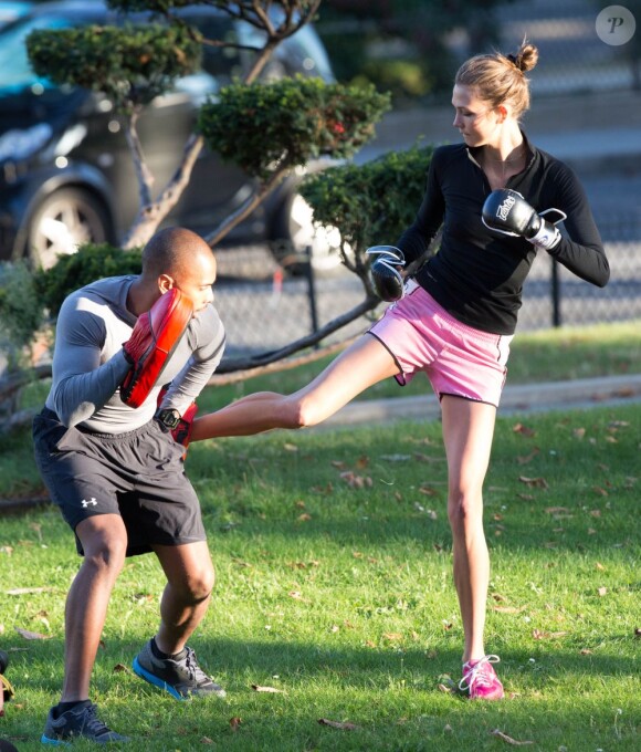 Le top model Karlie Kloss entretient sa forme en pratiquant la boxe en plein air dans un parc parisien. Le 28 septembre 2012.