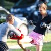Le top model Karlie Kloss entretient sa forme en pratiquant la boxe en plein air dans un parc parisien. Le 28 septembre 2012.