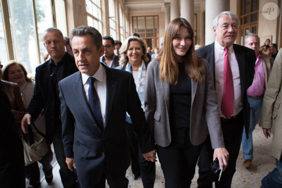 Nicolas Sarkozy et son épouse Carla Bruni-Sarkozy sont allés voter au lycée Jean-de-la-Fontaine dans le 16e arrondissement de Paris le 10 juin 2012