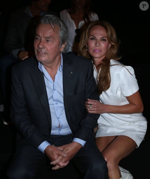 Alain Delon et son ex-compagne Rosalie Van Breemen au défilé Elie Saab à Paris, le 3 octobre 2012.