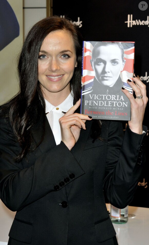 Victoria Pendleton lors d'une séance de dédicaces de son livre Victoria Pendleton Between The Lines chez Harrods à Londres le 26 septembre 2012
